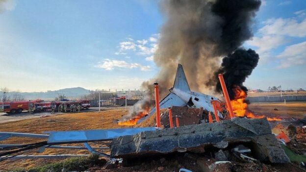 Passenger aircraft carrying 181 crashes at Muan Airport; at least 28 dead. Video