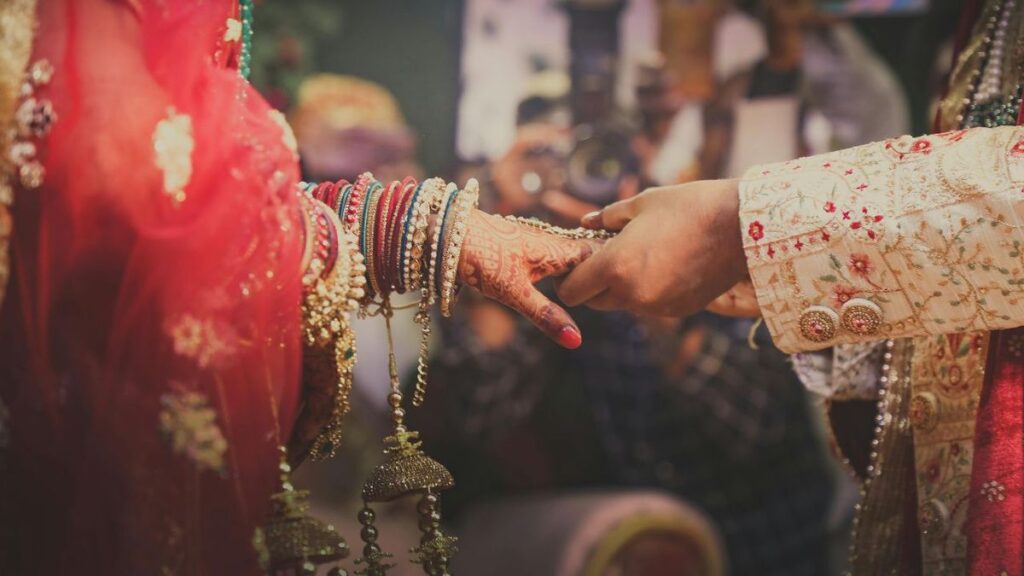 Bride excuses herself to bathroom mid-wedding, disappears with cash, jewellery