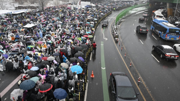 Thousands protest outside Yoon's residence as arrest deadline nears