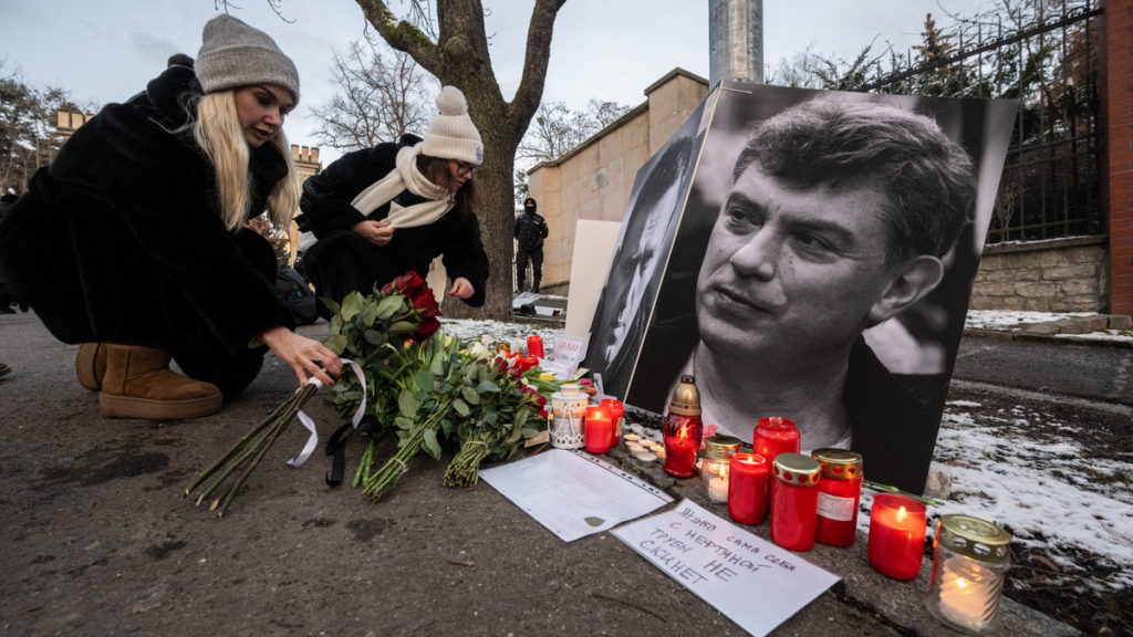 Russians risk arrest to honor Alexei Navalny's memory